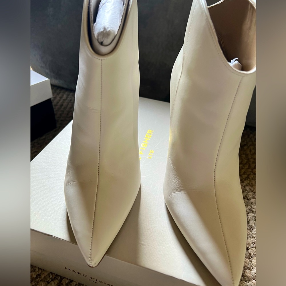 Marc Fisher Ivory ankle boot size 9M
